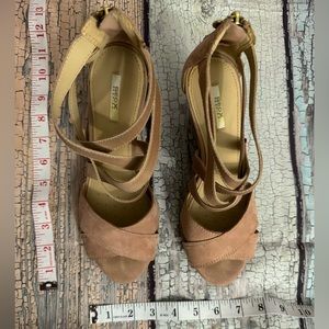 Gorgeous, like-new footwear for the ultimate woman! Enter a room and freeze them